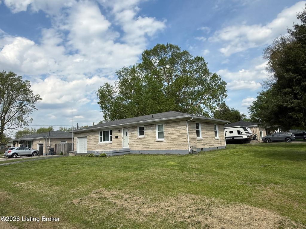 Photo of 8107 Poinsettia Dr, Louisville, KY 40258 (MLS # 1714420)