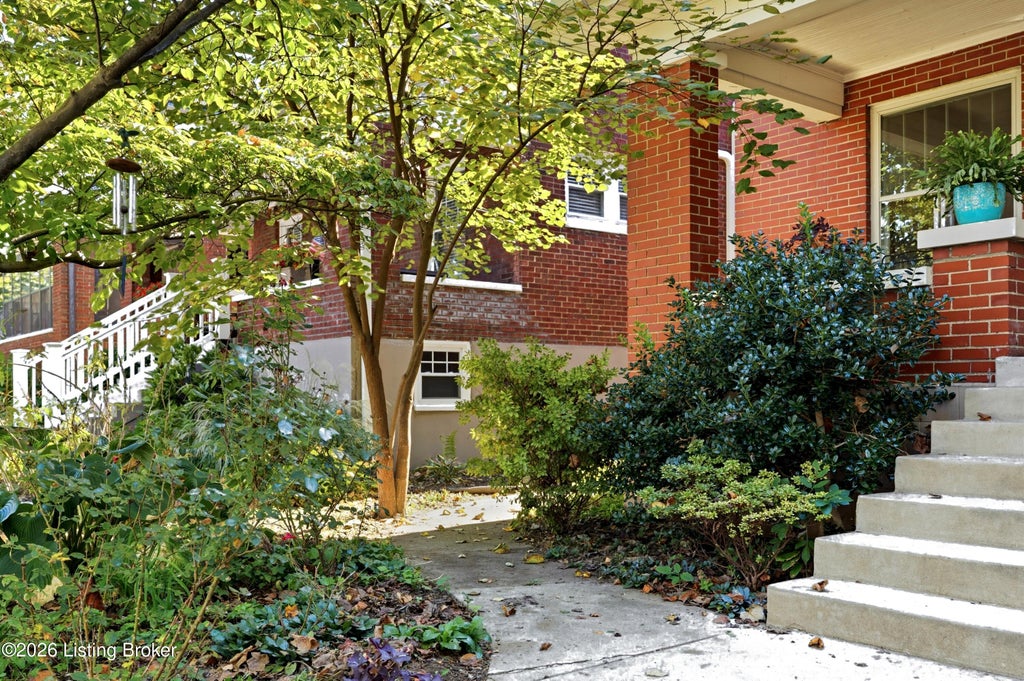 Photo of 1908 Alfresco Pl, Louisville, KY 40205 (MLS # 1731330)