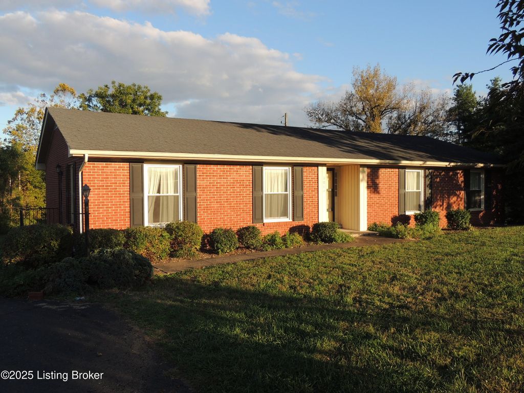 Photo of 1019 N Third St, Bardstown, KY 40004 (MLS # 1700655)