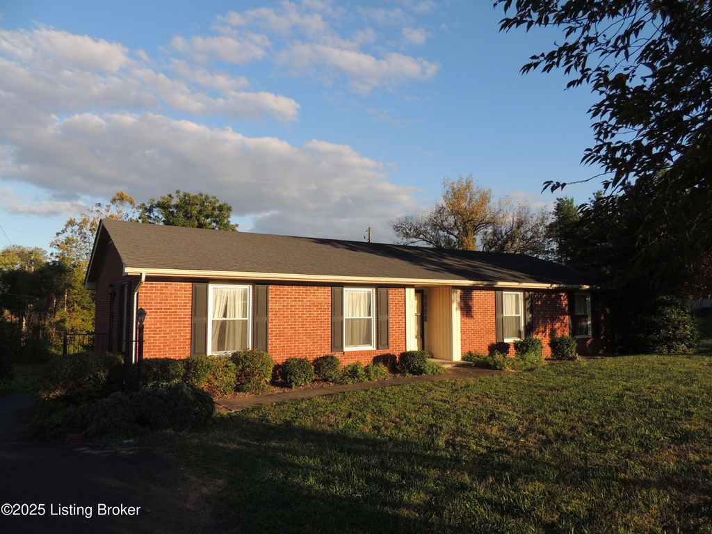 Photo of 1019 N Third St, Bardstown, KY 40004 (MLS # 1700655)