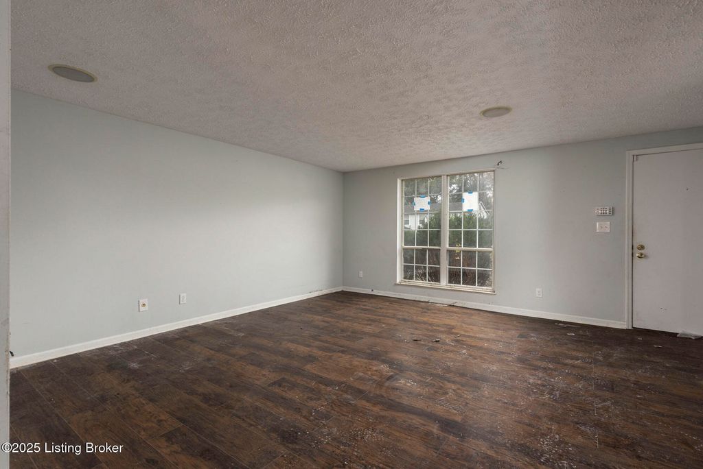 Photo of 6400 Overton Rd, Louisville, KY 40228 (MLS # 1702079)