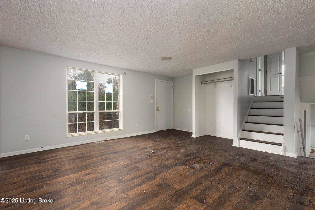 Photo of 6400 Overton Rd, Louisville, KY 40228 (MLS # 1702079)