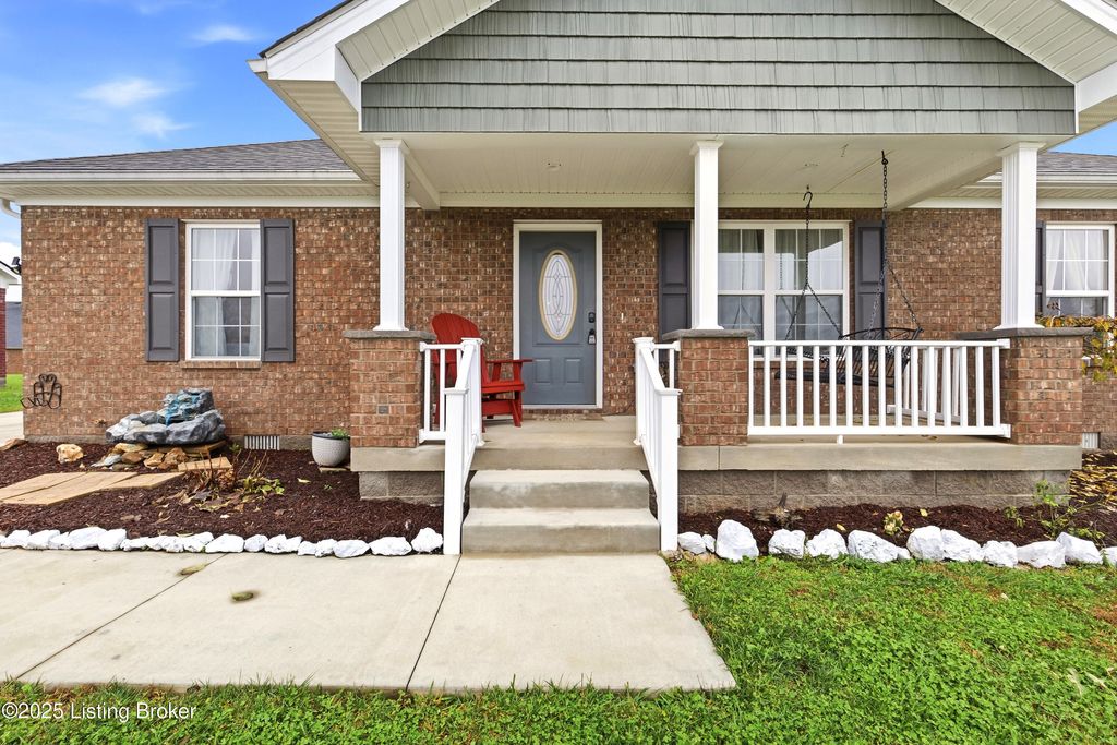 Photo of 310 Oak Hill Ct, Bardstown, KY 40004 (MLS # 1704091)