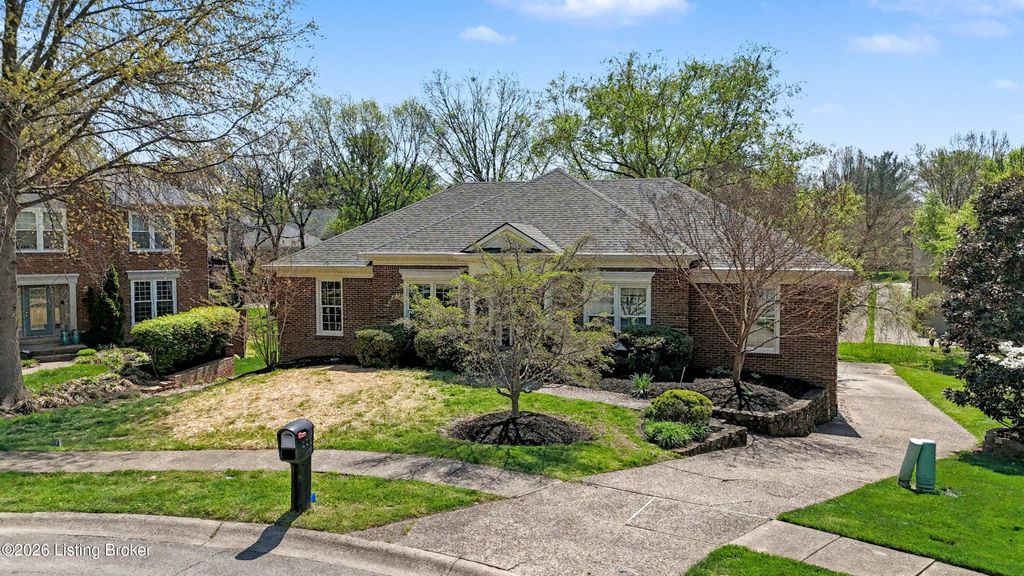Photo of 801 Gleneagle Ct, Louisville, KY 40223 (MLS # 1714257)