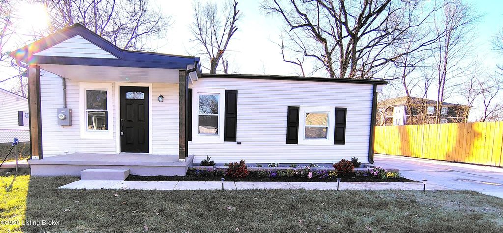 Photo of 6810 Twin Dr, Louisville, KY 40258 (MLS # 1712187)