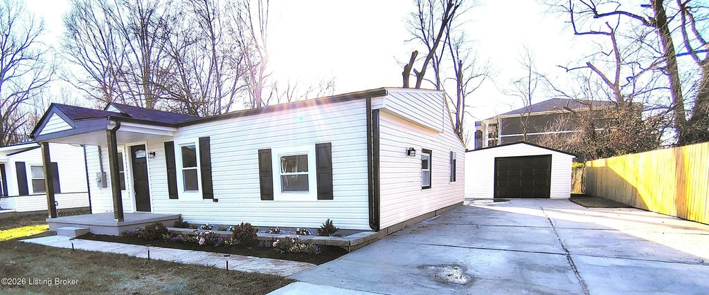 Photo of 6810 Twin Dr, Louisville, KY 40258 (MLS # 1712187)