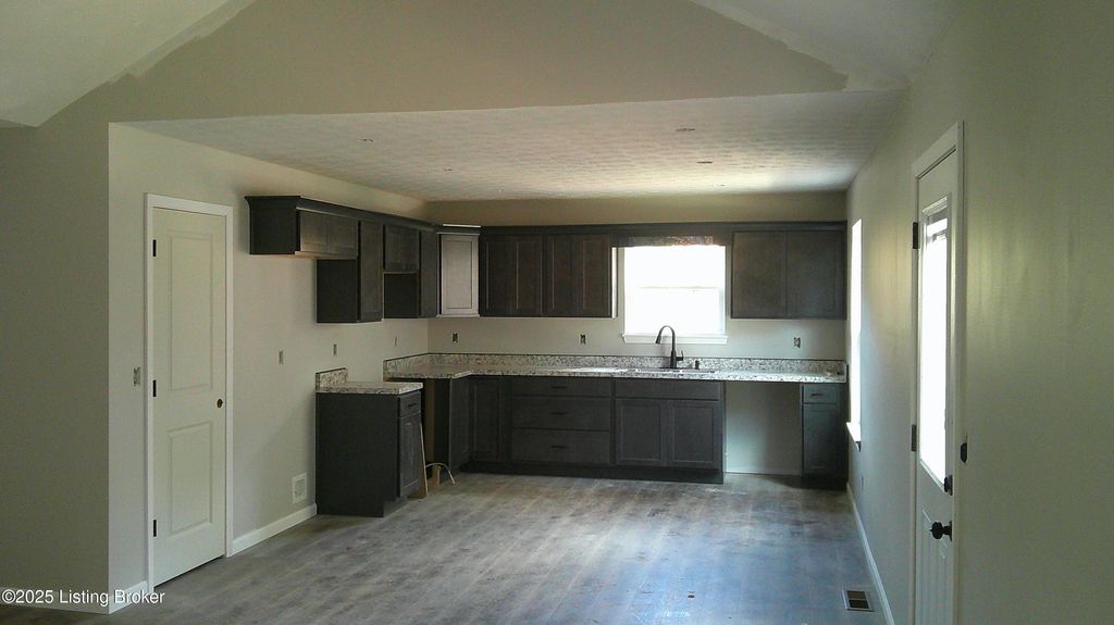 Photo of 602 Hillcreek Ct, Bardstown, KY 40004 (MLS # 1702026)