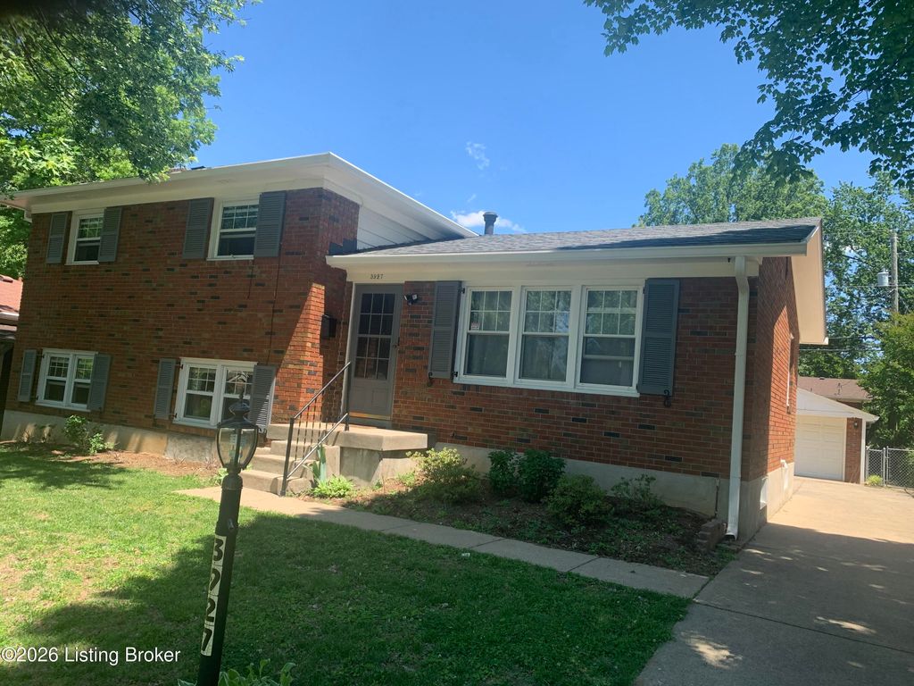 Photo of 3927 Manner Dale Dr, Louisville, KY 40220 (MLS # 1717035)