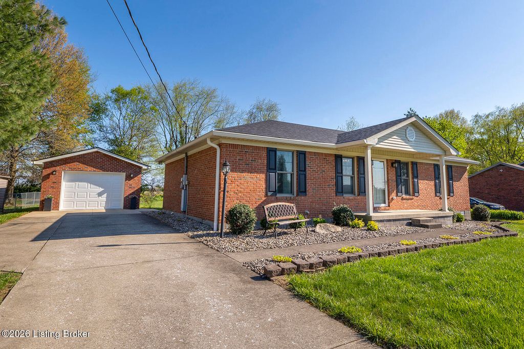 Photo of 1013 Woodside Dr, Bardstown, KY 40004 (MLS # 1713782)
