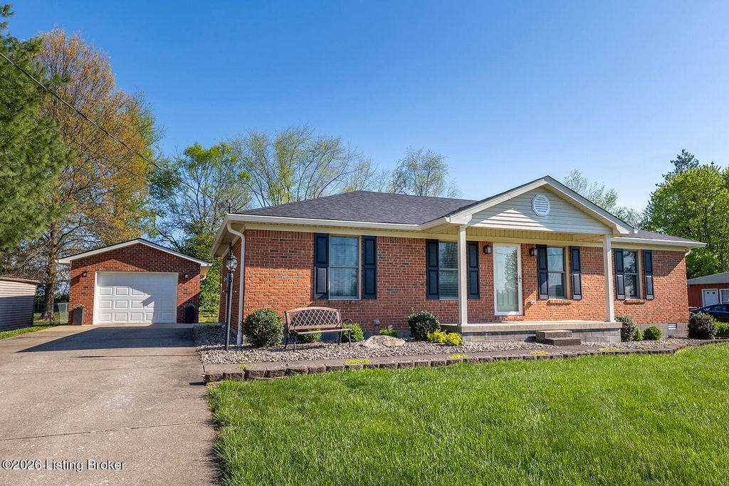 Photo of 1013 Woodside Dr, Bardstown, KY 40004 (MLS # 1713782)