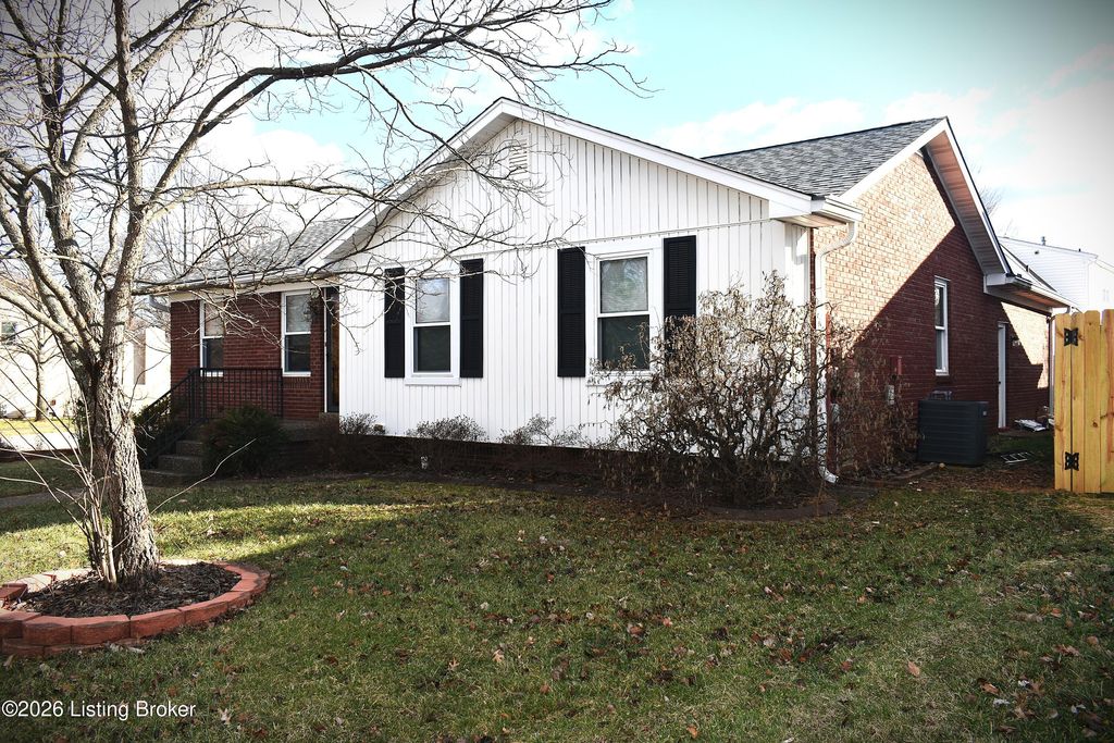 Photo of 10408 Vantage Rd, Louisville, KY 40299 (MLS # 1707303)