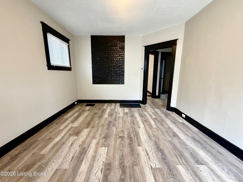 Photo of 1545 Catalpa St, Louisville, KY 40211 (MLS # 1711563)