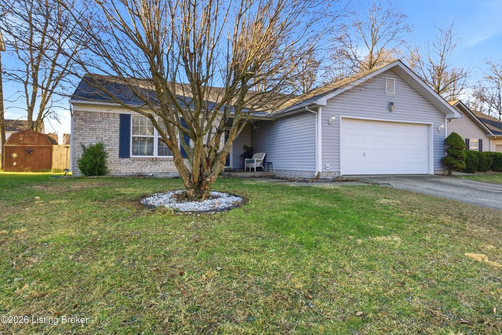 Photo of 9617 Arrowridge Dr, Louisville, KY 40229 (MLS # 1707710)