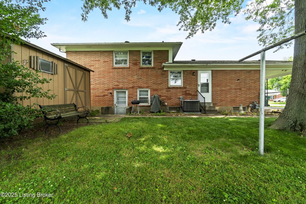 Photo of 2006 Foxhurst Dr, Louisville, KY 40216 (MLS # 1707625)