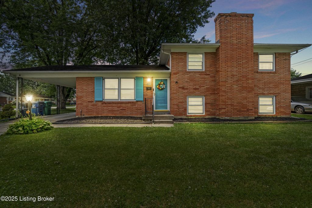 Photo of 2006 Foxhurst Dr, Louisville, KY 40216 (MLS # 1707625)