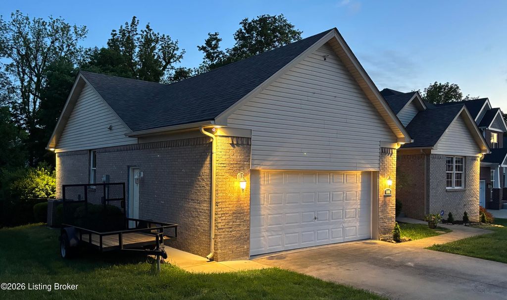 Photo of 6006 Ledgerock Cove Pl, Louisville, KY 40219 (MLS # 1716017)