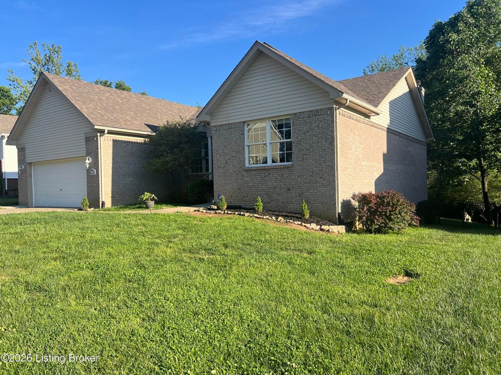 Photo of 6006 Ledgerock Cove Pl, Louisville, KY 40219 (MLS # 1716017)