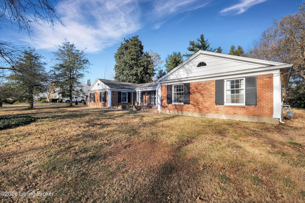 Photo of 5842 Brittany Woods Cir, Louisville, KY 40222 (MLS # 1707655)