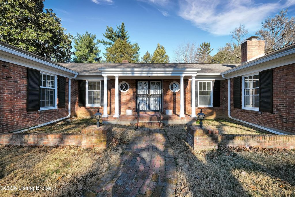 Photo of 5842 Brittany Woods Cir, Louisville, KY 40222 (MLS # 1707655)