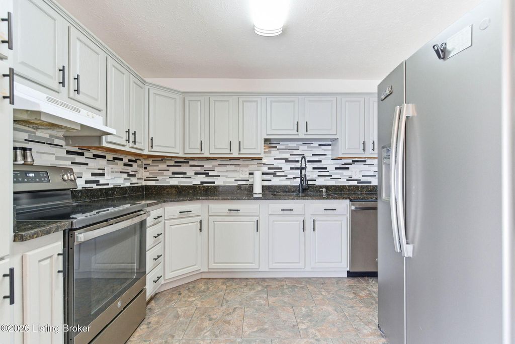 Photo of 8811 Old Ironsides Dr, Louisville, KY 40228 (MLS # 1707230)