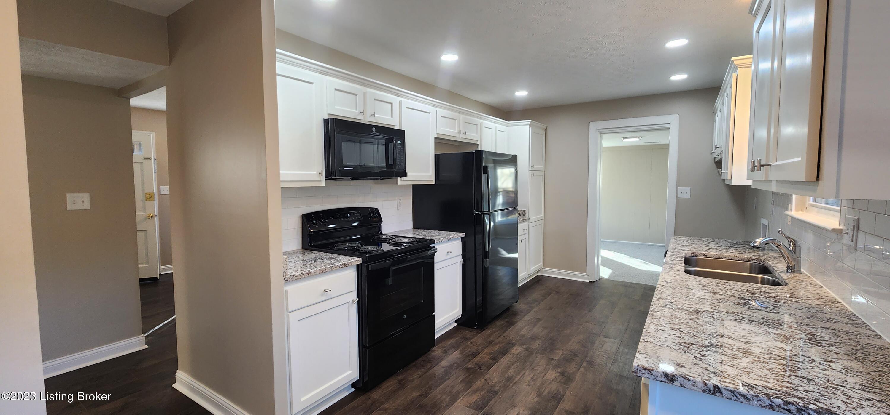 Photo 1 of 44 — 3904 Tally Ho Ct, Louisville, KY 40299