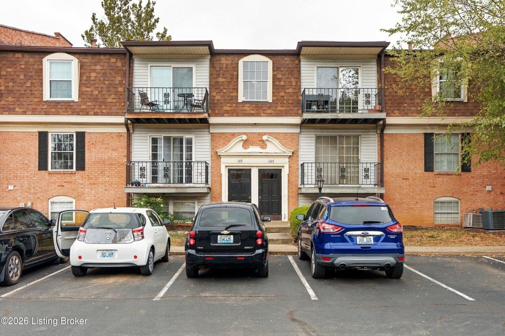 Photo of 105 Algiers Ct #3, Louisville, KY 40218 (MLS # 1730182)