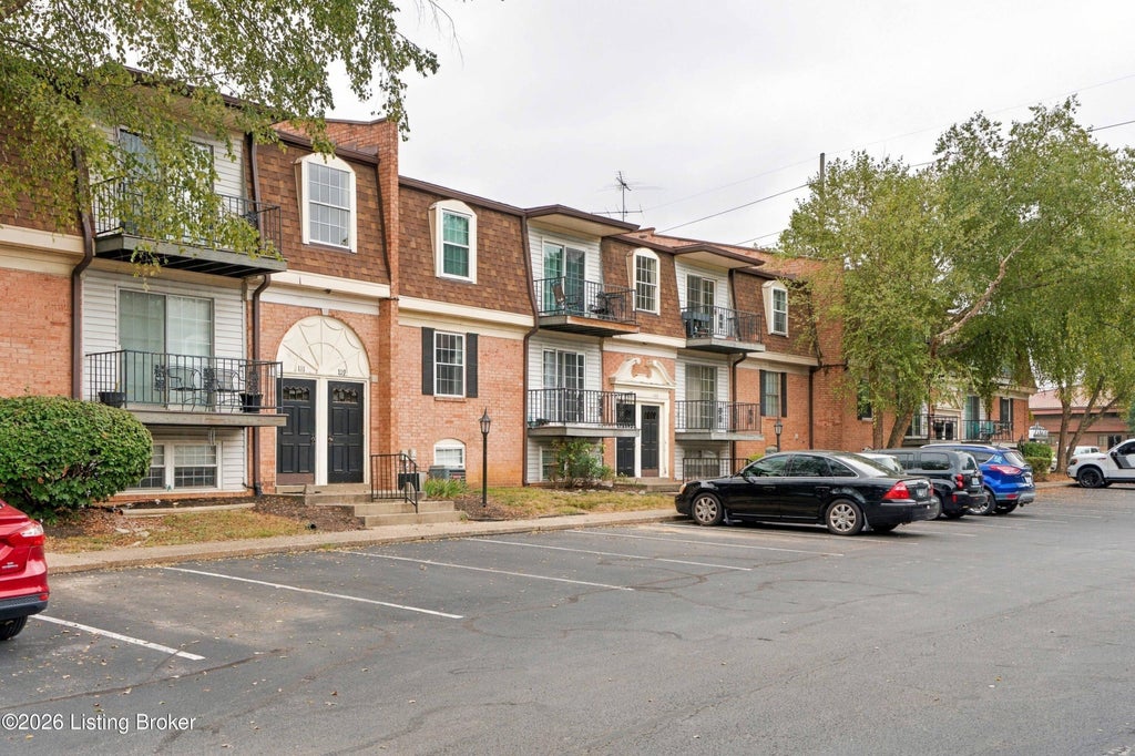 Photo of 105 Algiers Ct #3, Louisville, KY 40218 (MLS # 1730182)
