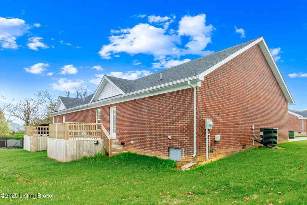 Photo of 137 Meadow Park Ct, Mt Washington, KY 40047 (MLS # 1707379)