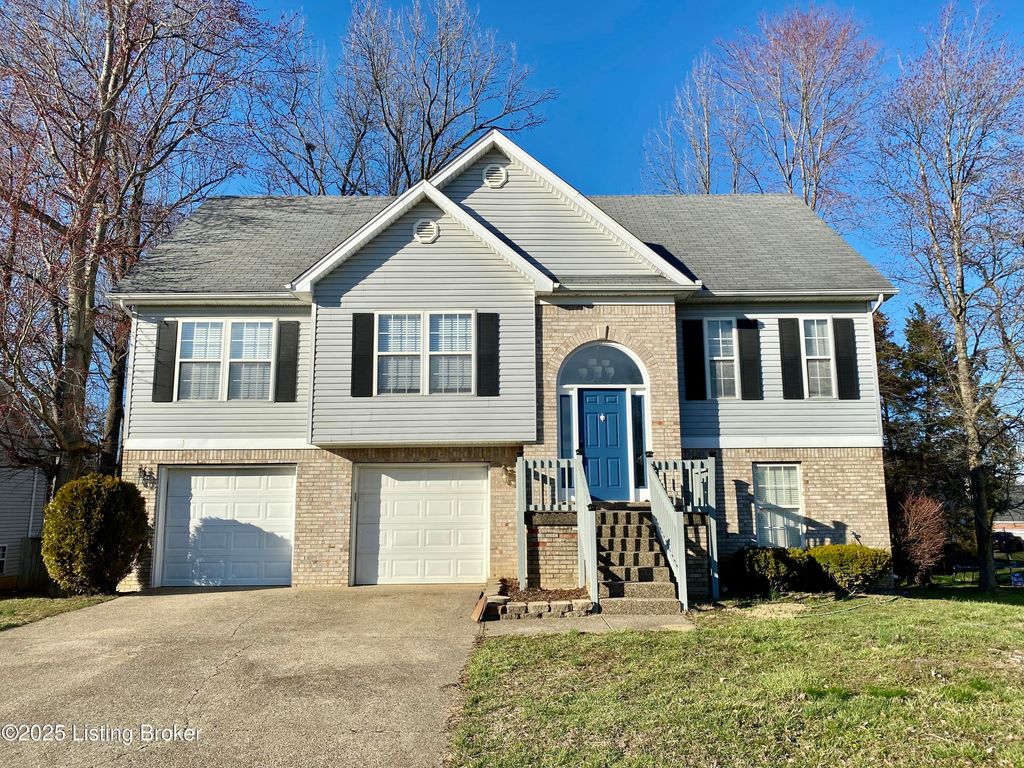 Photo of 6901 Brook Bend Way, Louisville, KY 40229 (MLS # 1704925)