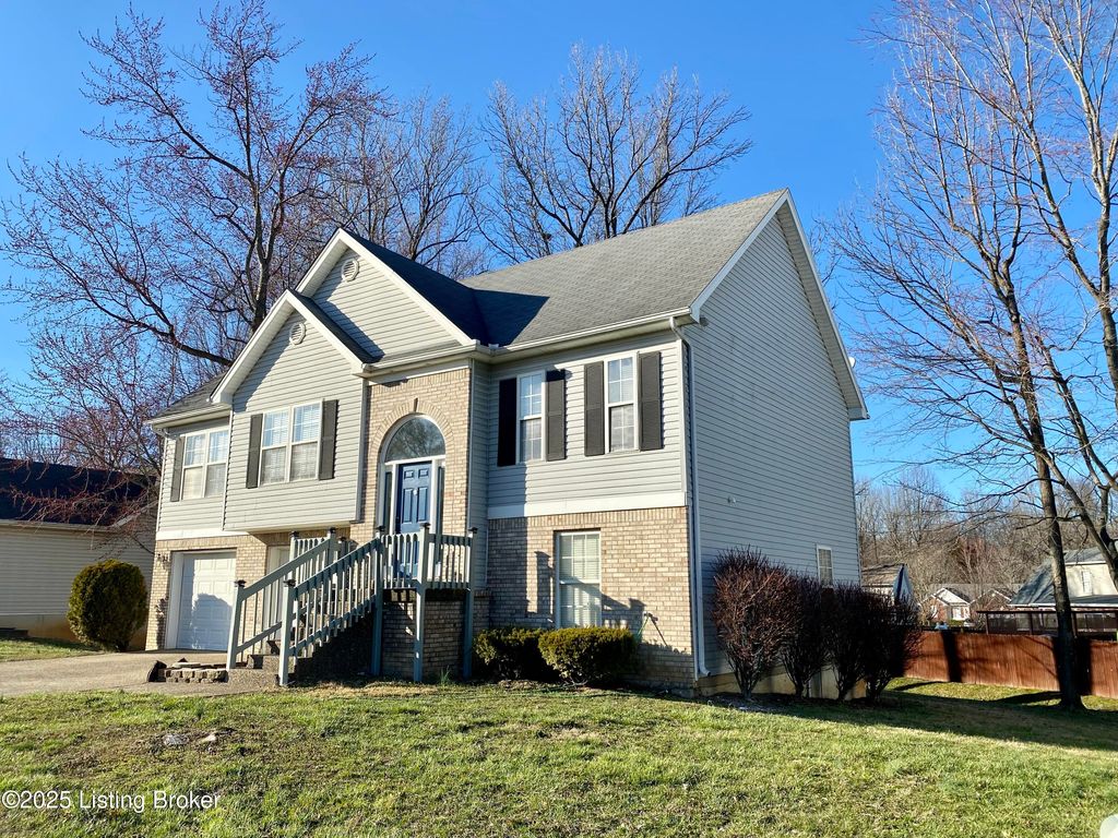 Photo of 6901 Brook Bend Way, Louisville, KY 40229 (MLS # 1704925)