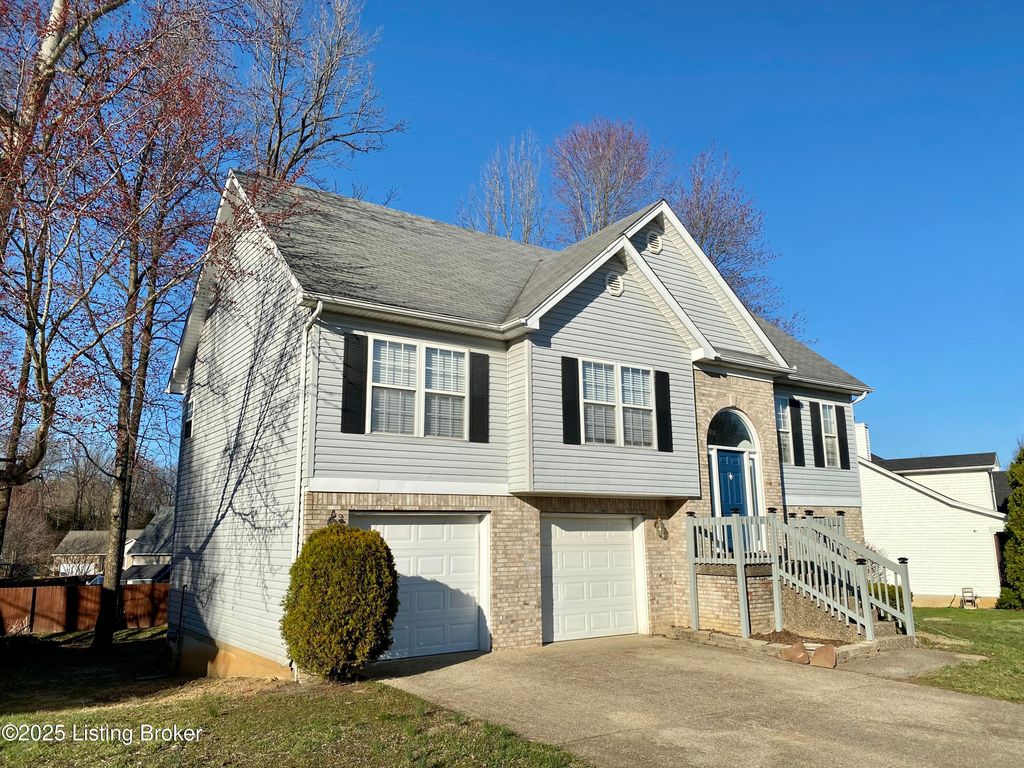 Photo of 6901 Brook Bend Way, Louisville, KY 40229 (MLS # 1704925)