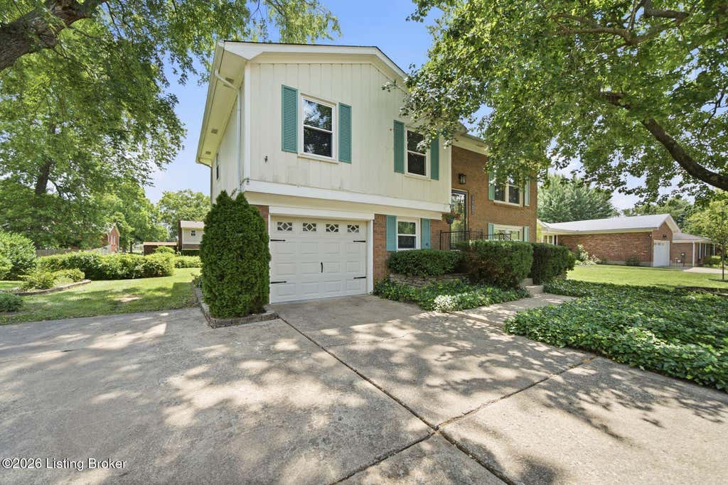 Photo of 1101 King Arthur Ln, Louisville, KY 40222 (MLS # 1720808)