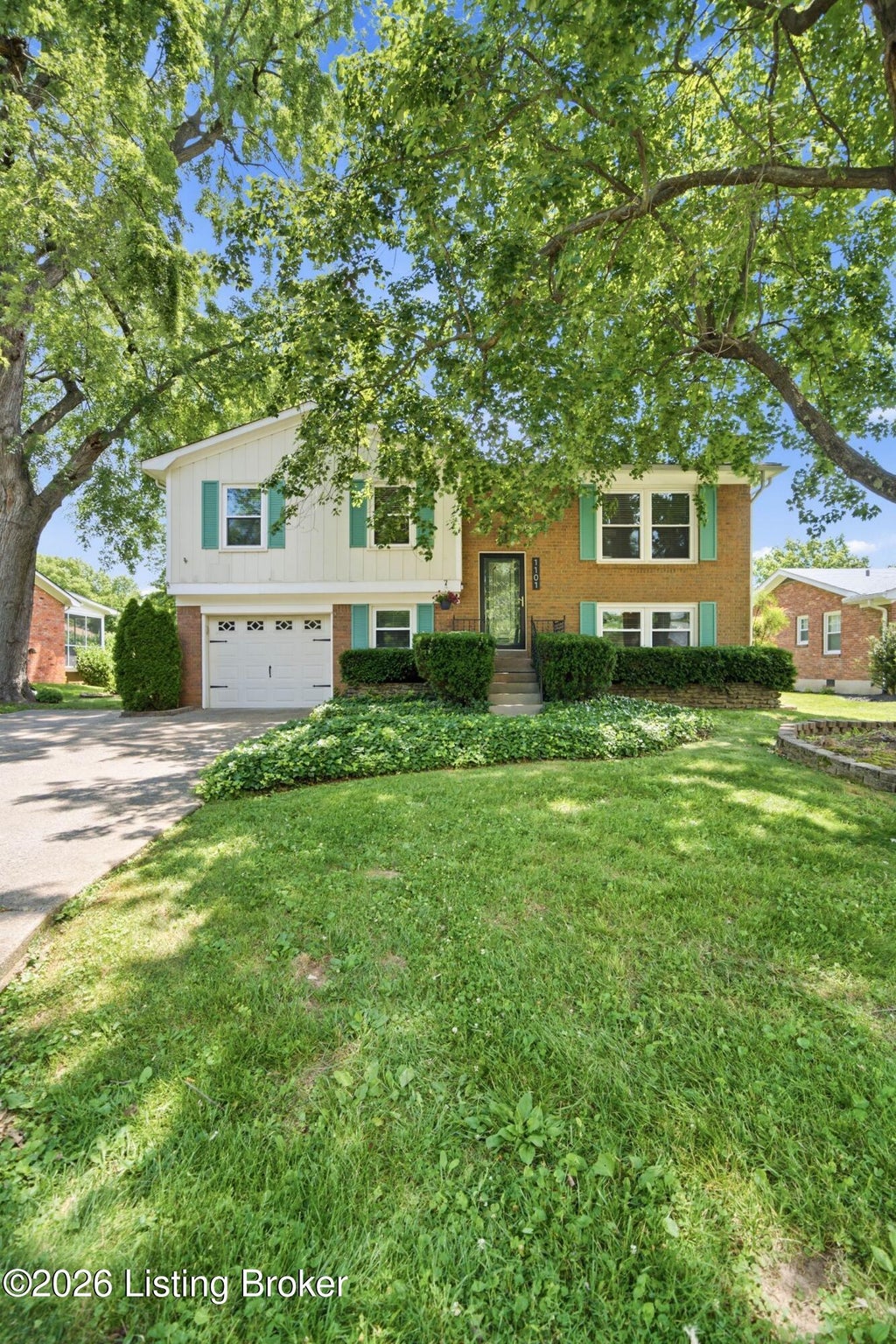 Photo of 1101 King Arthur Ln, Louisville, KY 40222 (MLS # 1720808)