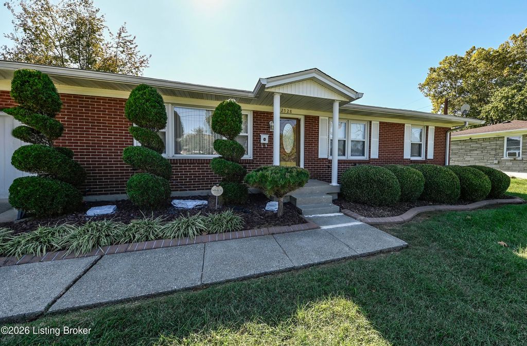 Photo of 2528 Hampstead Dr, Louisville, KY 40216 (MLS # 1713779)