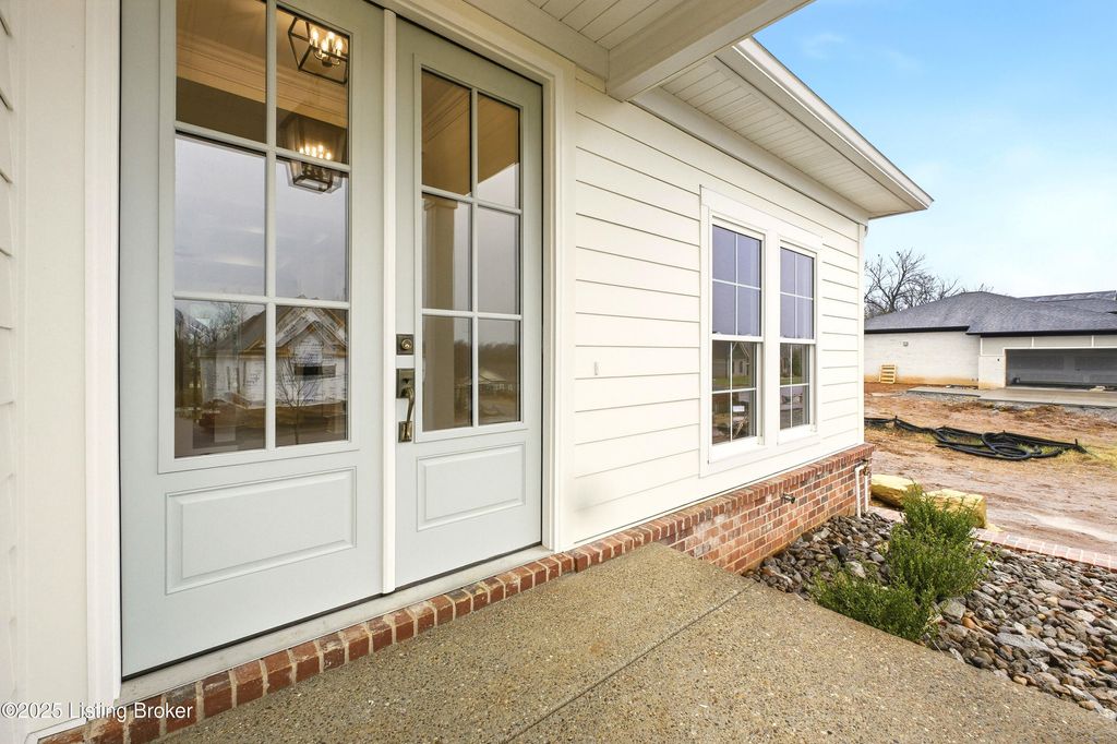 Photo of 4011 Thomas Farm Dr, Louisville, KY 40299 (MLS # 1704420)