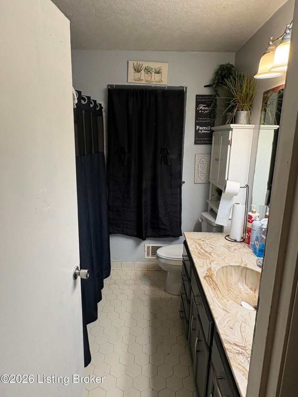 Photo of 5615 Arvis Dr, Louisville, KY 40216 (MLS # 1710915)