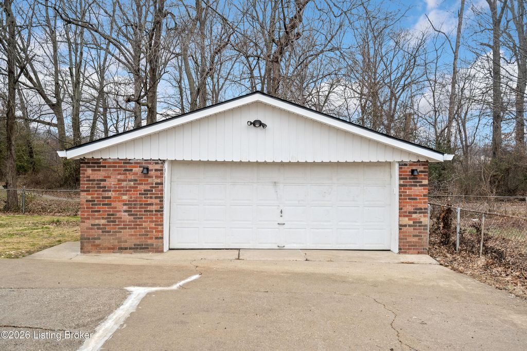 Photo of 8104 Atlanta Pkwy, Louisville, KY 40214 (MLS # 1706567)