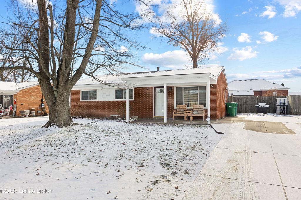 Photo of 335 Dale Rd, Louisville, KY 40229 (MLS # 1705444)