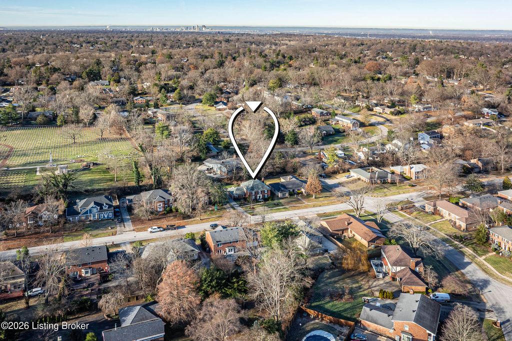 Photo of 1912 Bainbridge Row Dr, Louisville, KY 40207 (MLS # 1706394)