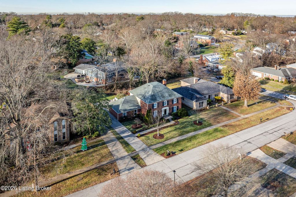 Photo of 1912 Bainbridge Row Dr, Louisville, KY 40207 (MLS # 1706394)