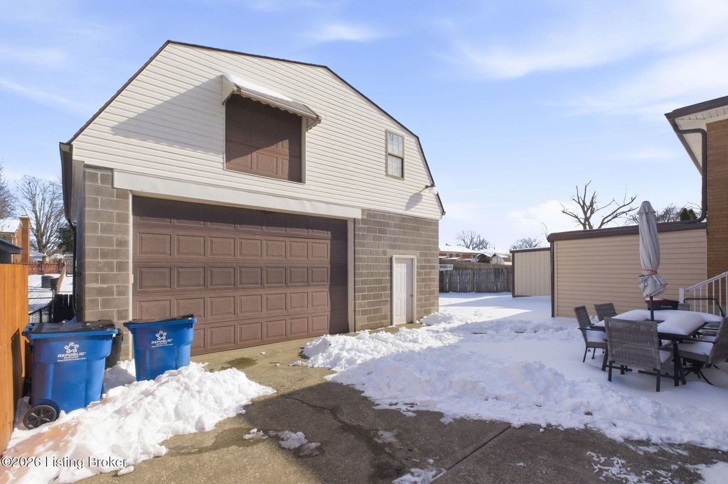 Photo of 8303 Gloxinia Dr, Louisville, KY 40258 (MLS # 1708078)