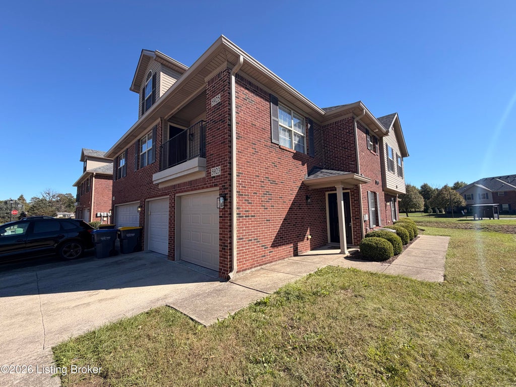 Photo of 5923 Dewitt Dr, Louisville, KY 40258 (MLS # 1732505)