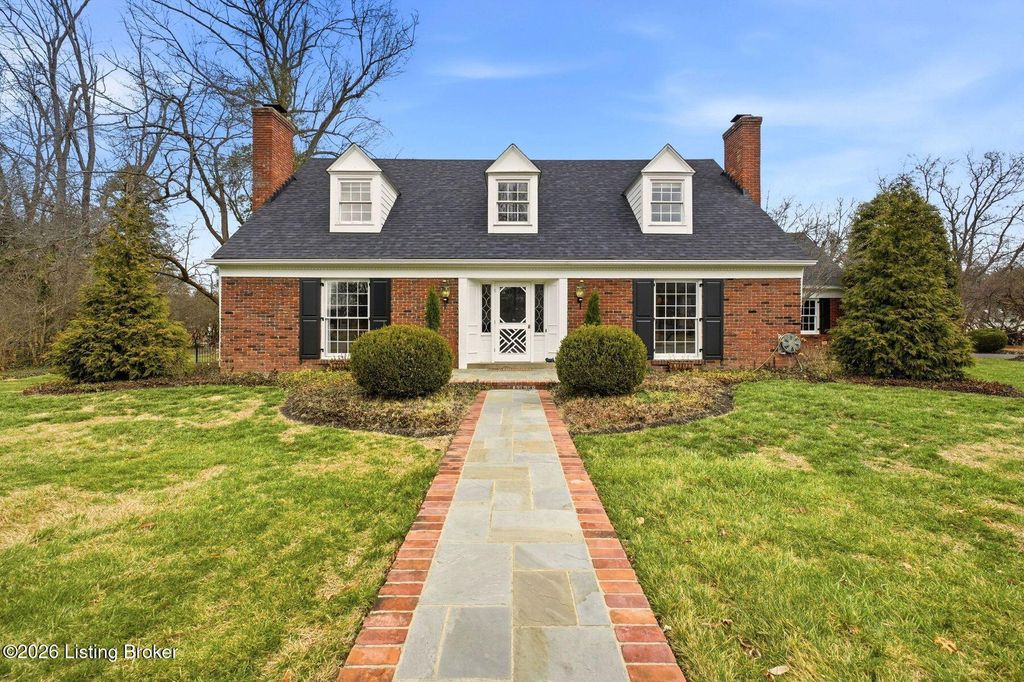 Photo of 2212 Wynnewood Cir, Louisville, KY 40222 (MLS # 1710100)