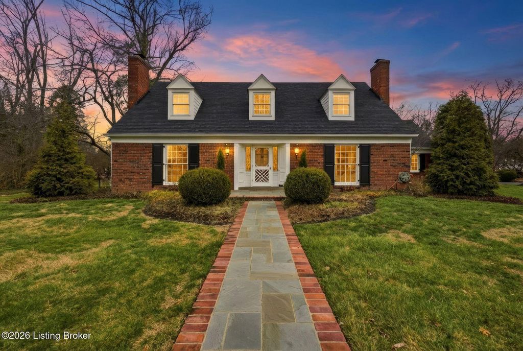 Photo of 2212 Wynnewood Cir, Louisville, KY 40222 (MLS # 1710100)