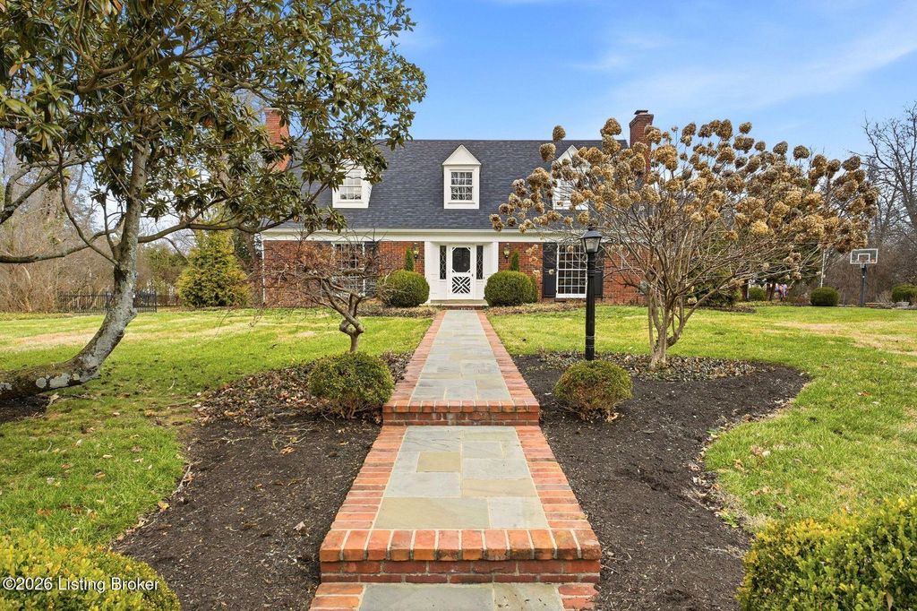 Photo of 2212 Wynnewood Cir, Louisville, KY 40222 (MLS # 1710100)