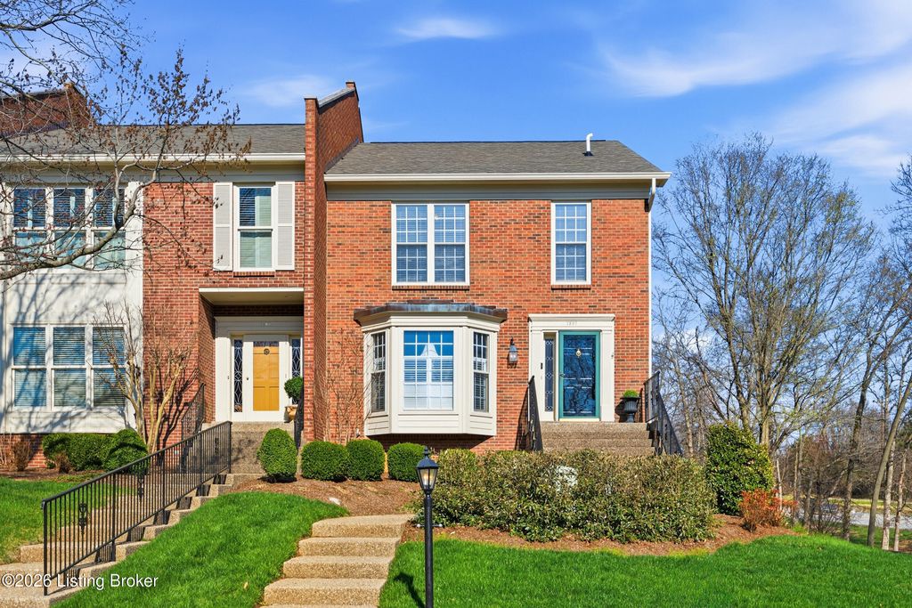 Photo of 1307 Navajo Ct, Louisville, KY 40207 (MLS # 1712050)