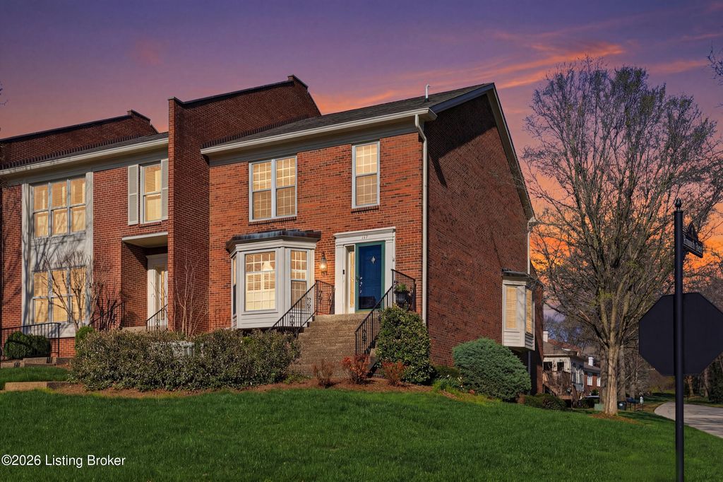 Photo of 1307 Navajo Ct, Louisville, KY 40207 (MLS # 1712050)