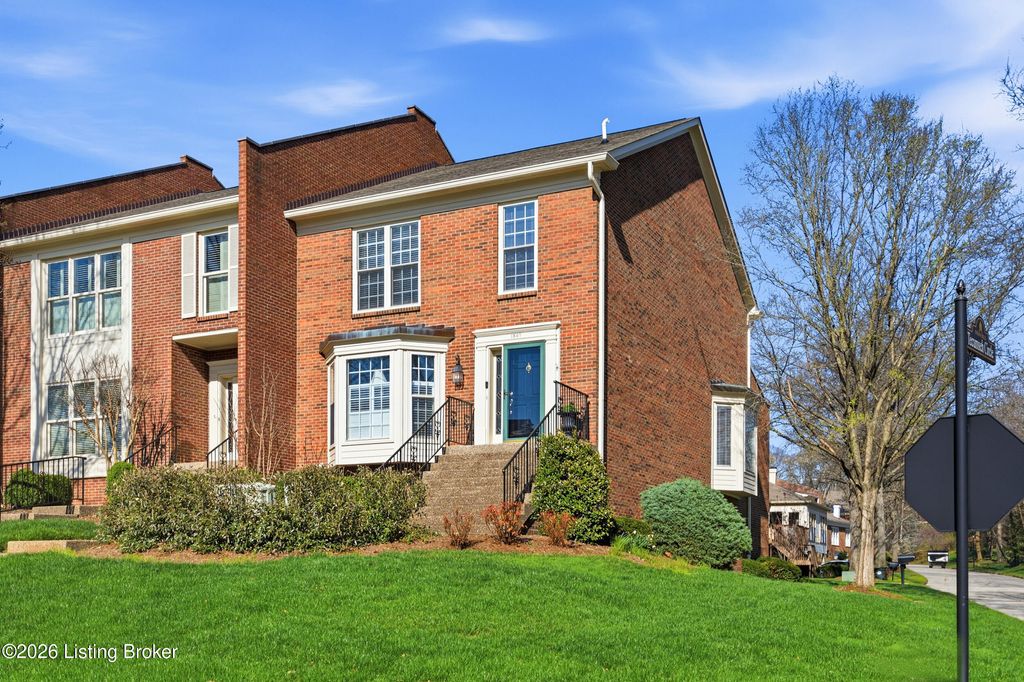 Photo of 1307 Navajo Ct, Louisville, KY 40207 (MLS # 1712050)