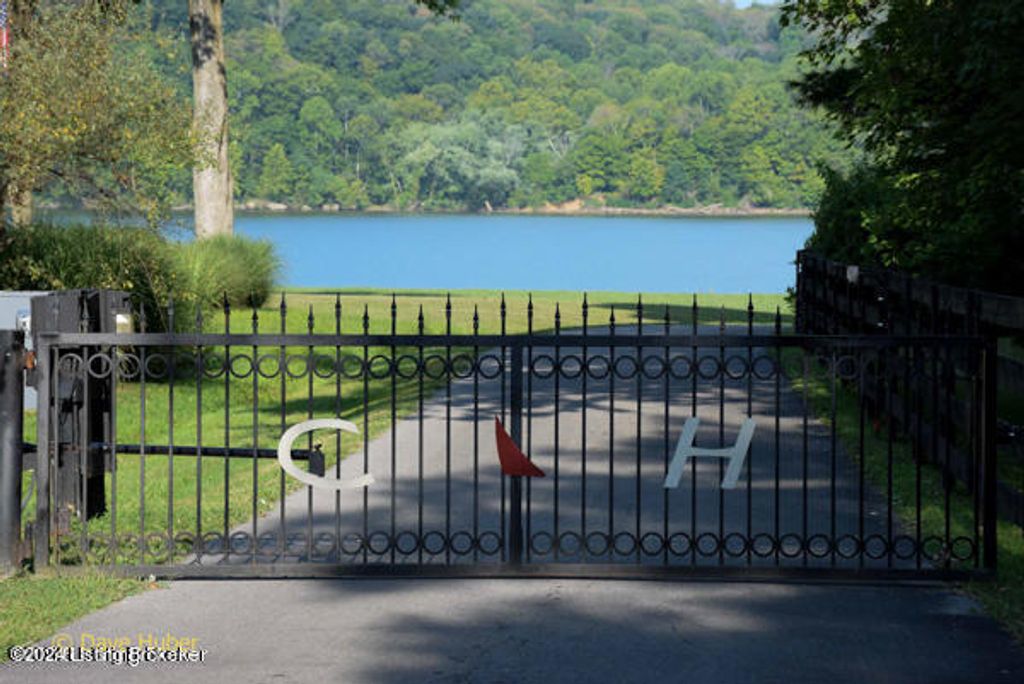 Photo of 14119 Harbour Pl, Prospect, KY 40059 (MLS # 1653085)
