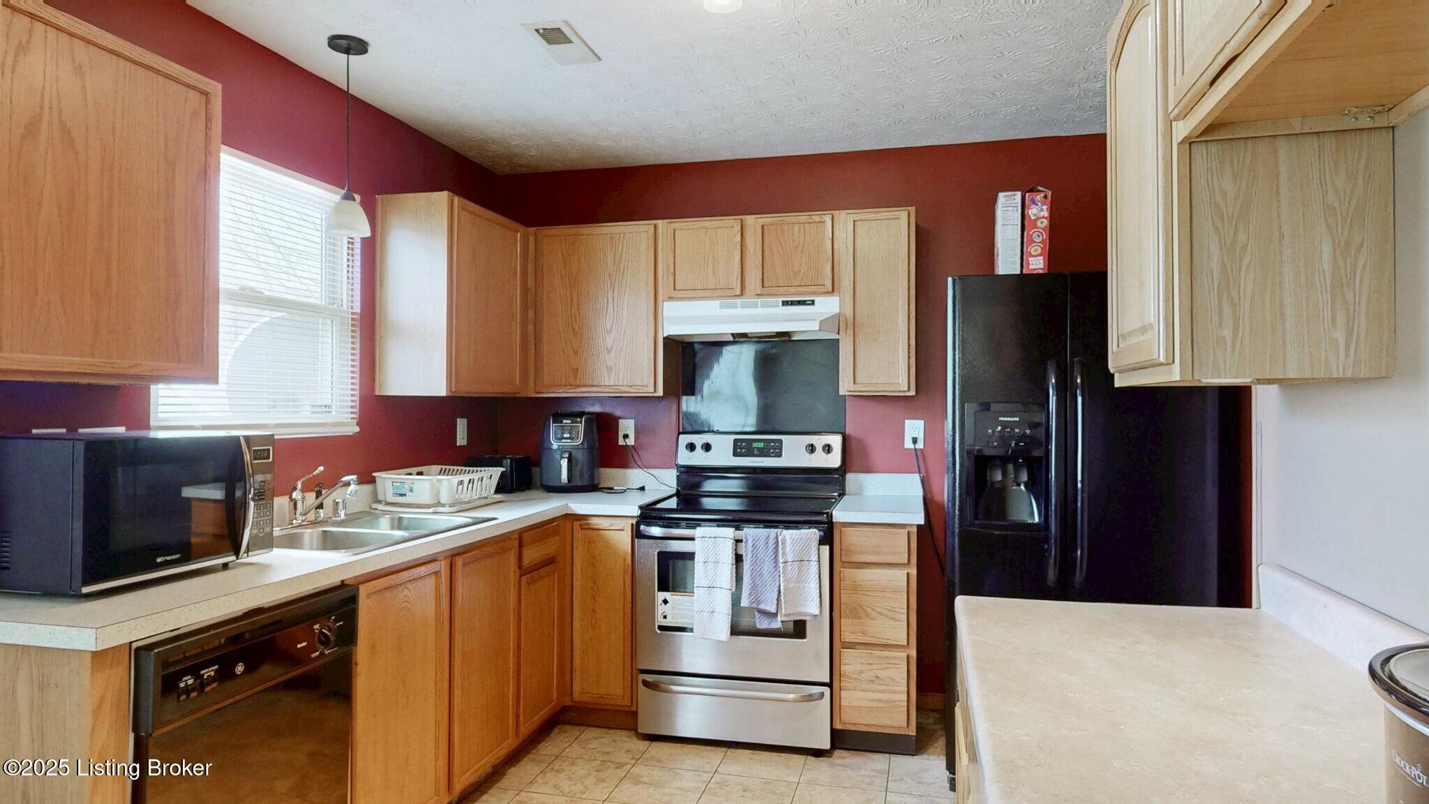 6537 Hunters Chase Ln, Louisville, Pennsylvania image 7